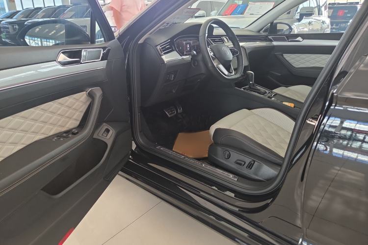 Used Volkswagen Magotan 2023 2 Million Units Limited Edition 330TSI DSG Leading Version Interior 1