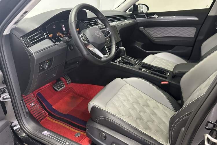 Used Volkswagen Magotan 2023 2 Million Units Limited Edition 330TSI DSG Leading Version Interior 1