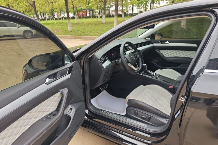 Used Volkswagen Magotan 2023 2 Million Units Commemorative Edition 330TSI DSG Luxury Version Interior 1