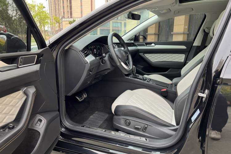 Used Volkswagen Magotan 2023 2 Million Units Commemorative Edition 330TSI DSG Luxury Version Interior 1