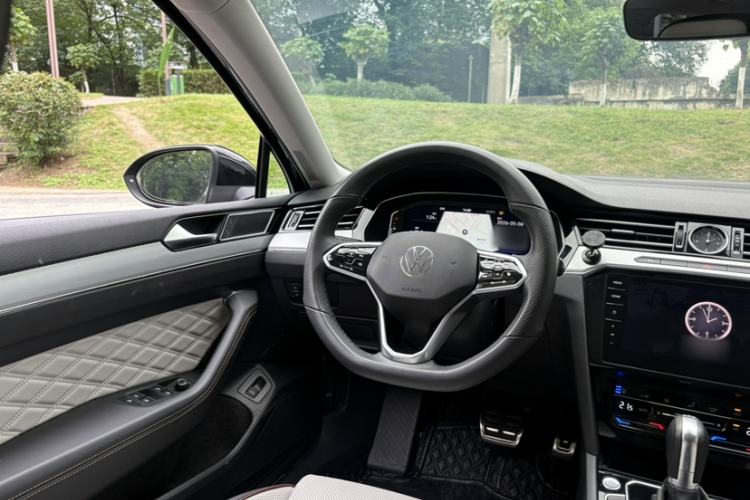 Used Volkswagen Magotan 2023 2 Million Units Limited Edition 330TSI DSG Leading Version Interior 12