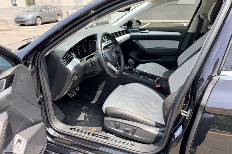 Used Volkswagen Magotan 2023 2 Million Units Commemorative Edition 330TSI DSG Luxury Version Interior 2
