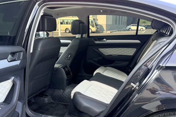 Used Volkswagen Magotan 2023 2 Million Units Commemorative Edition 330TSI DSG Luxury Version Interior 2