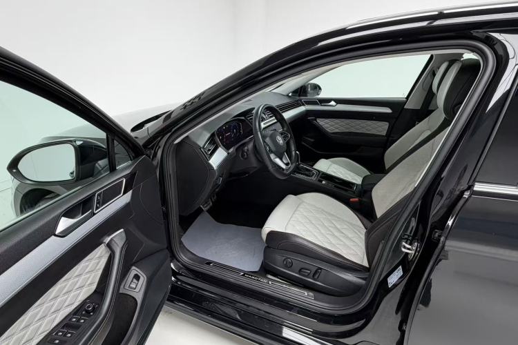 Used Volkswagen Magotan 2023 2 Million Units Limited Edition 330TSI DSG Leading Version Interior 2