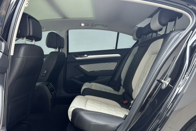 Used Volkswagen Magotan 2023 2 Million Units Commemorative Edition 330TSI DSG Luxury Version Interior 3