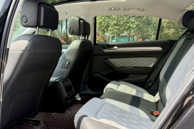 Used Volkswagen Magotan 2023 2 Million Units Limited Edition 330TSI DSG Leading Version Interior 3