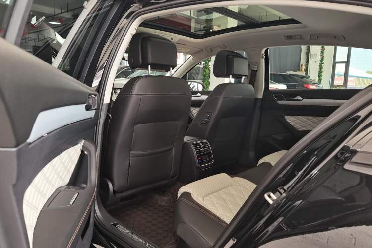 Used Volkswagen Magotan 2023 2 Million Units Commemorative Edition 330TSI DSG Luxury Version Interior 3