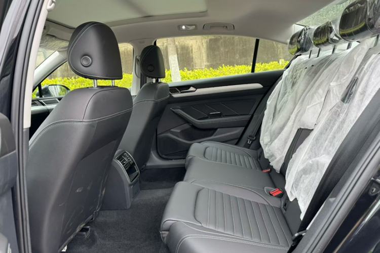 Used Volkswagen Magotan 2023 2 Million Units Limited-Edition 280TSI DSG Comfort Version Interior 3