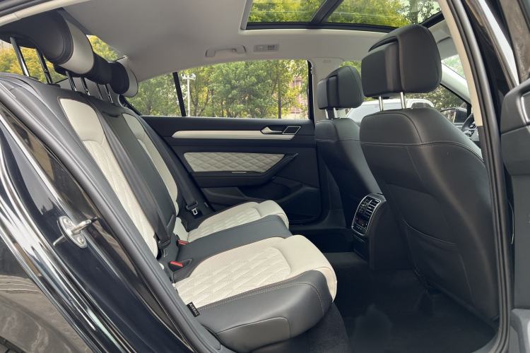 Used Volkswagen Magotan 2023 2 Million Units Commemorative Edition 330TSI DSG Luxury Version Interior 3
