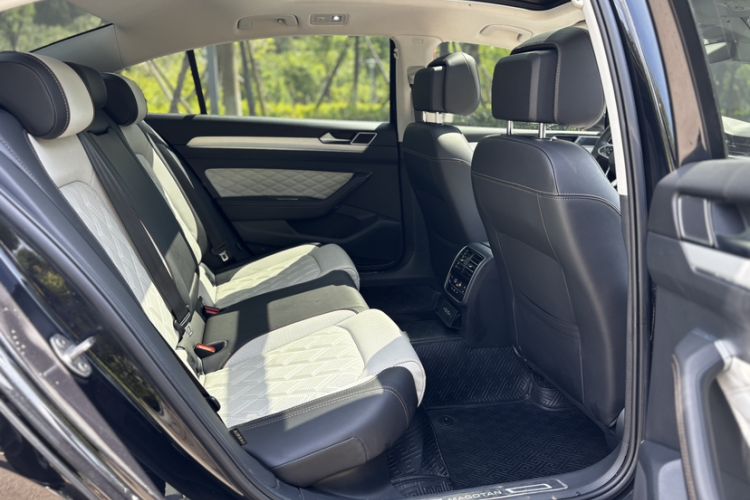 Used Volkswagen Magotan 2023 2 Million Units Commemorative Edition 330TSI DSG Luxury Version Interior 3