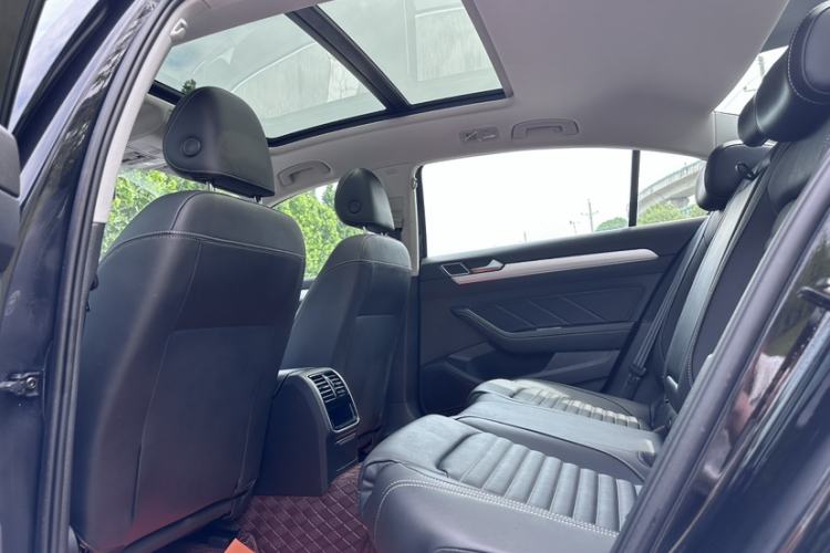 Used Volkswagen Magotan 2023 2 Million Units Limited-Edition 280TSI DSG Comfort Version Interior 4