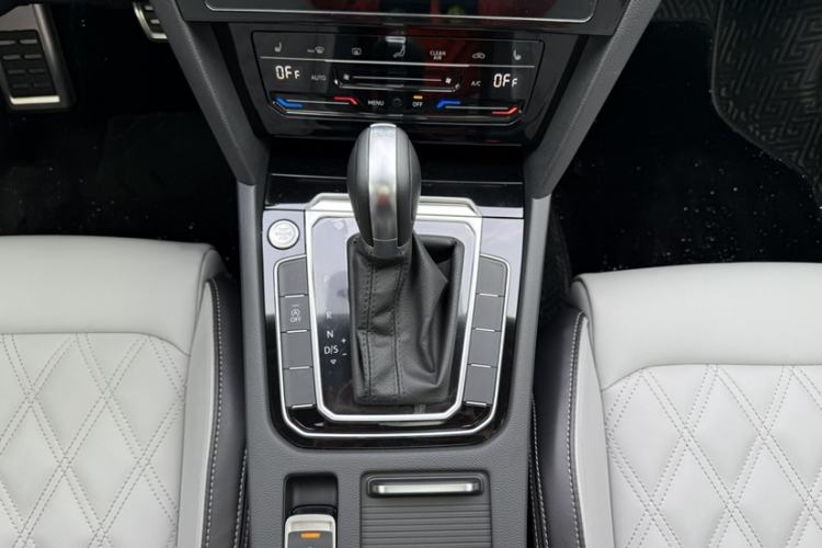 Used Volkswagen Magotan 2023 2 Million Units Limited Edition 330TSI DSG Leading Version Interior 4