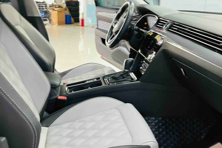 Used Volkswagen Magotan 2023 2 Million Units Limited Edition 330TSI DSG Leading Version Interior 4