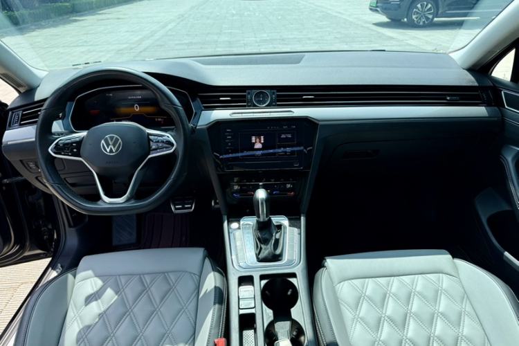 Used Volkswagen Magotan 2023 2 Million Units Limited Edition 330TSI DSG Leading Version Interior 4