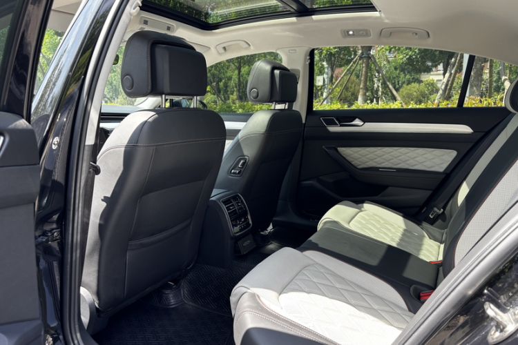 Used Volkswagen Magotan 2023 2 Million Units Commemorative Edition 330TSI DSG Luxury Version Interior 8
