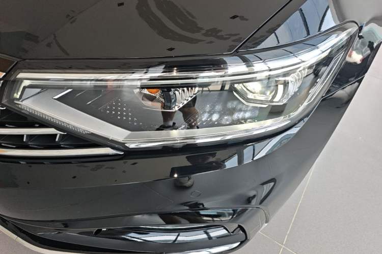 Used Volkswagen Magotan 2023 2 Million Units Commemorative Edition 330TSI DSG Luxury Version Left Front Headlight