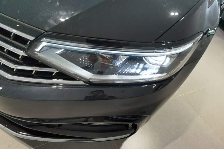Used Volkswagen Magotan 2023 2 Million Units Commemorative Edition 330TSI DSG Luxury Version Left Front Headlight