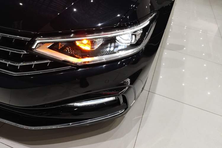 Used Volkswagen Magotan 2023 2 Million Units Commemorative Edition 330TSI DSG Luxury Version Left Front Headlight