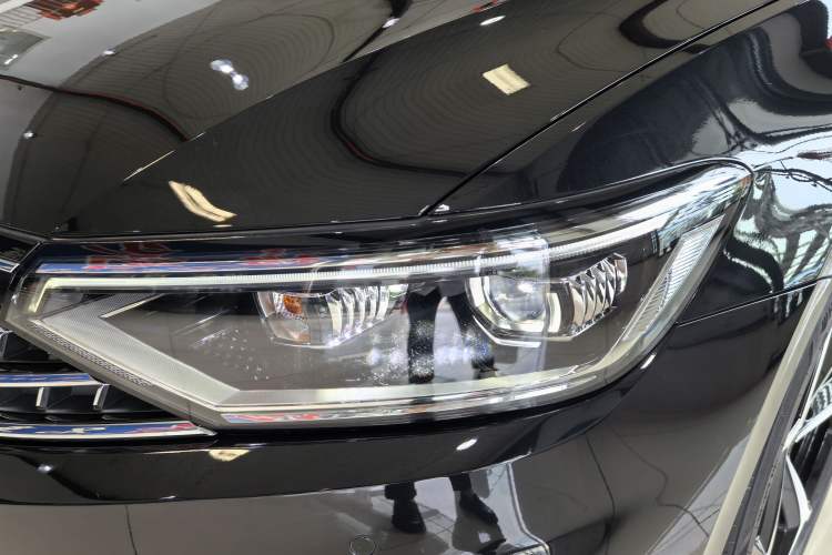 Used Volkswagen Magotan 2023 2 Million Units Commemorative Edition 330TSI DSG Luxury Version Left Front Headlight