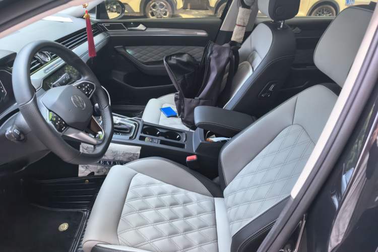 Used Volkswagen Magotan 2023 2 Million Units Limited Edition 330TSI DSG Leading Version Left Front Seat