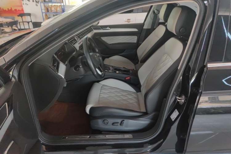Used Volkswagen Magotan 2023 2 Million Units Commemorative Edition 330TSI DSG Luxury Version Left Front Seat