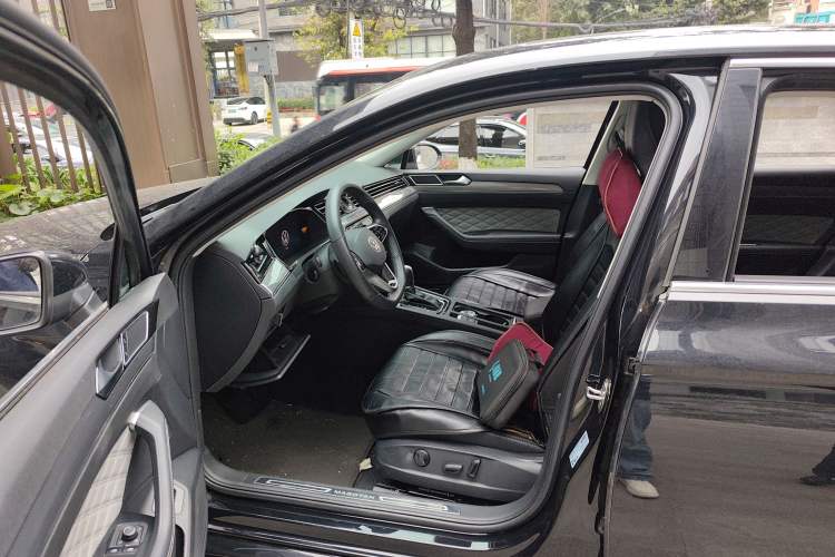 Used Volkswagen Magotan 2023 2 Million Units Limited Edition 330TSI DSG Leading Version Left Front Seat