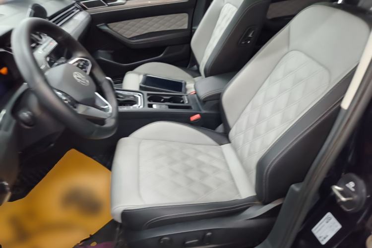 Used Volkswagen Magotan 2023 2 Million Units Limited Edition 330TSI DSG Leading Version Left Front Seat