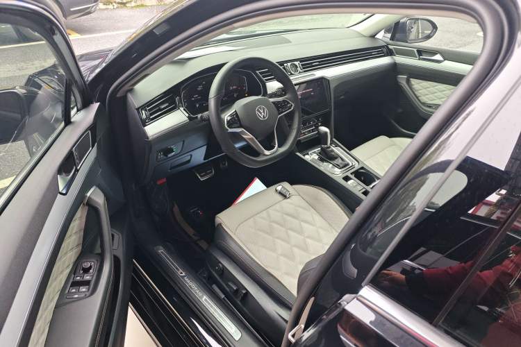 Used Volkswagen Magotan 2023 2 Million Units Commemorative Edition 330TSI DSG Luxury Version Left Front Seat