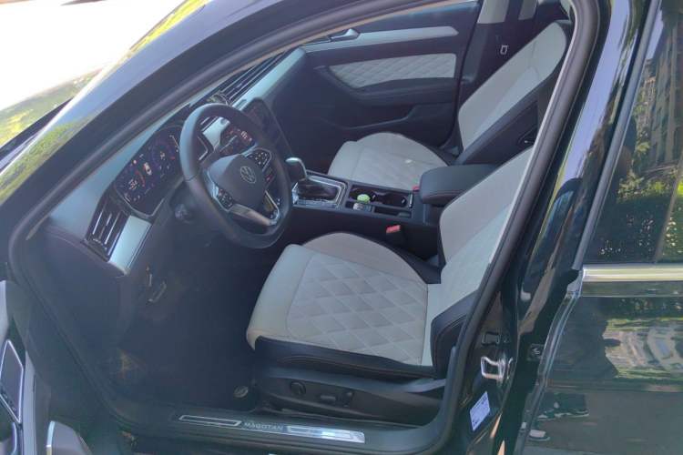 Used Volkswagen Magotan 2023 2 Million Units Commemorative Edition 330TSI DSG Luxury Version Left Front Seat