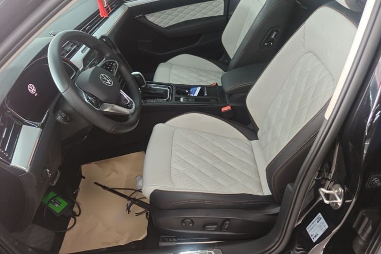 Used Volkswagen Magotan 2023 2 Million Units Commemorative Edition 330TSI DSG Luxury Version Left Front Seat