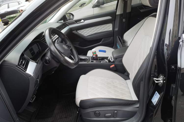 Used Volkswagen Magotan 2023 2 Million Units Commemorative Edition 330TSI DSG Luxury Version Left Front Seat