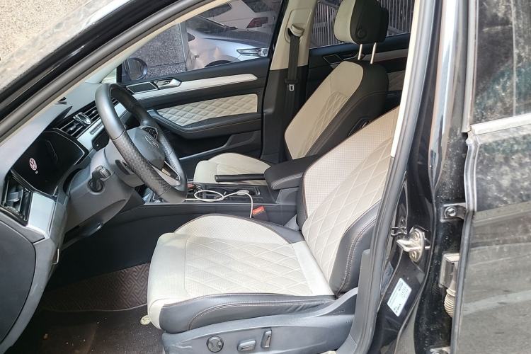 Used Volkswagen Magotan 2023 2 Million Units Commemorative Edition 330TSI DSG Luxury Version Left Front Seat