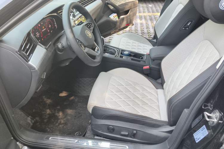 Used Volkswagen Magotan 2023 2 Million Units Commemorative Edition 330TSI DSG Luxury Version Left Front Seat