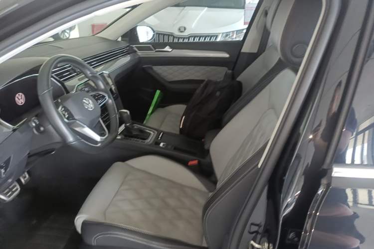 Used Volkswagen Magotan 2023 2 Million Units Limited Edition 330TSI DSG Leading Version Left Front Seat