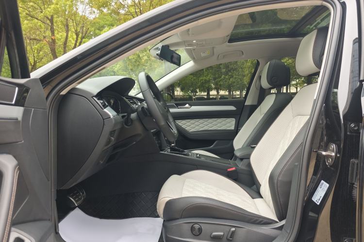 Used Volkswagen Magotan 2023 2 Million Units Commemorative Edition 330TSI DSG Luxury Version Left Front Seat