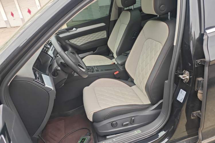 Used Volkswagen Magotan 2023 2 Million Units Commemorative Edition 330TSI DSG Luxury Version Left Front Seat