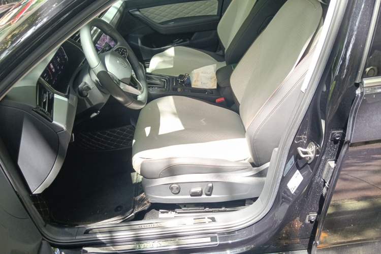 Used Volkswagen Magotan 2023 2 Million Units Commemorative Edition 330TSI DSG Luxury Version Left Front Seat