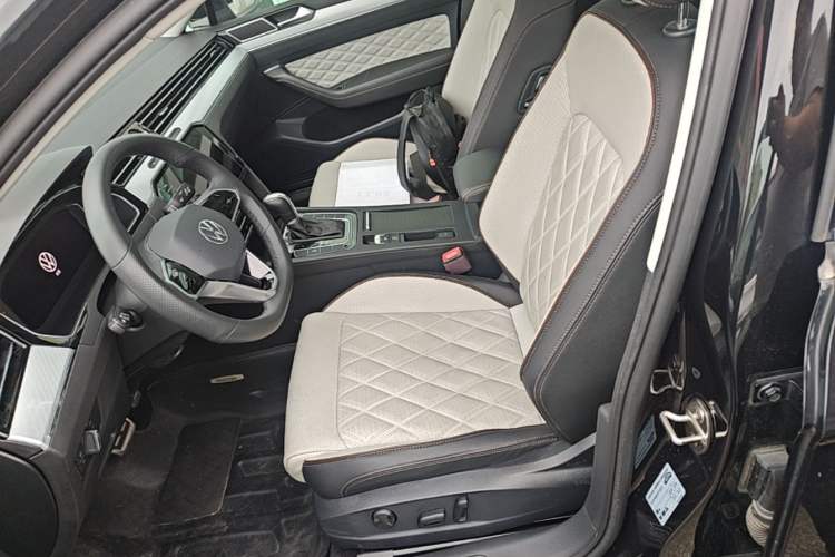 Used Volkswagen Magotan 2023 2 Million Units Commemorative Edition 330TSI DSG Luxury Version Left Front Seat