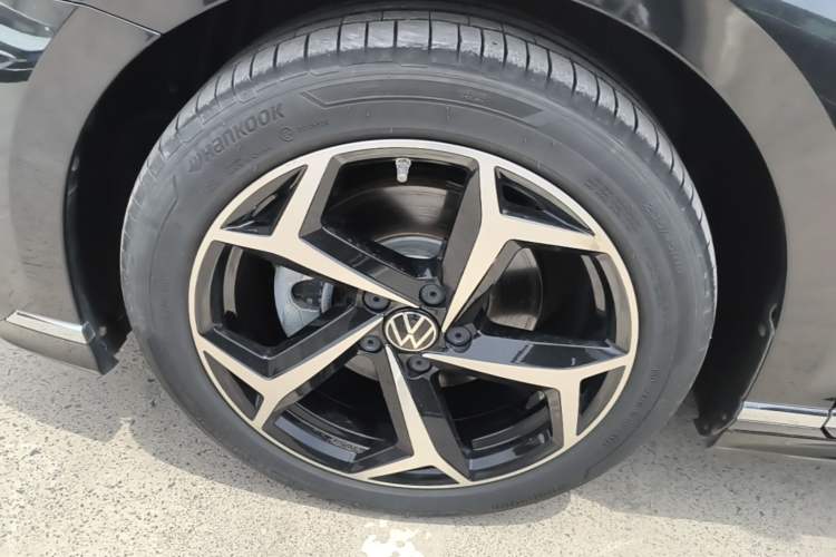 Used Volkswagen Magotan 2023 2 Million Units Commemorative Edition 330TSI DSG Luxury Version Left Front Wheel Hub
