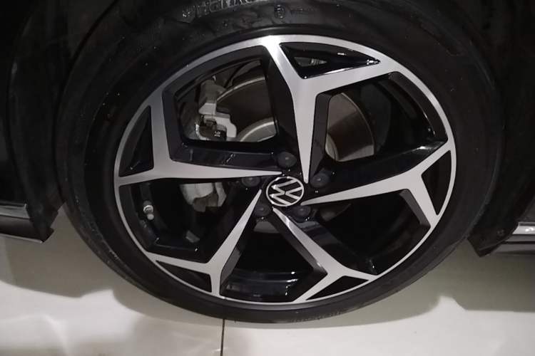 Used Volkswagen Magotan 2023 2 Million Units Commemorative Edition 330TSI DSG Luxury Version Left Front Wheel Hub