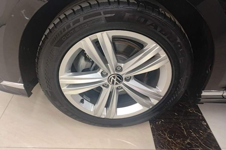 Used Volkswagen Magotan 2023 2 Million Units Limited-Edition 280TSI DSG Comfort Version Left Front Wheel Hub