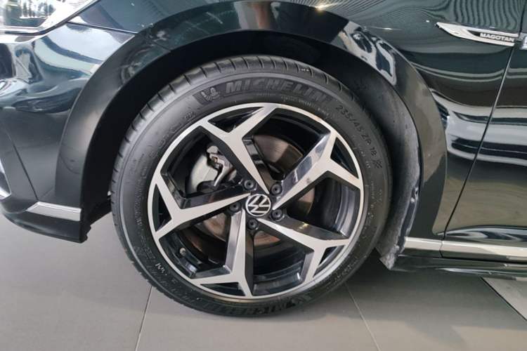 Used Volkswagen Magotan 2023 2 Million Units Commemorative Edition 330TSI DSG Luxury Version Left Front Wheel Hub