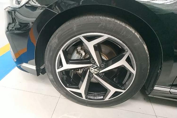 Used Volkswagen Magotan 2023 2 Million Units Limited Edition 330TSI DSG Leading Version Left Front Wheel Hub