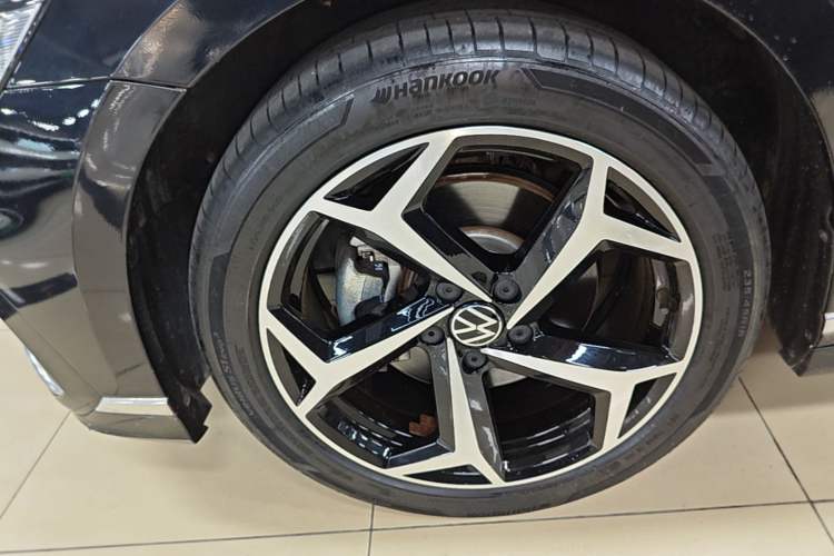 Used Volkswagen Magotan 2023 2 Million Units Limited Edition 330TSI DSG Leading Version Left Front Wheel Hub