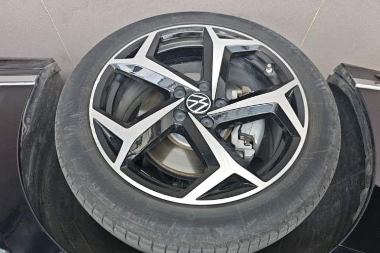 Used Volkswagen Magotan 2023 2 Million Units Commemorative Edition 330TSI DSG Luxury Version Left Front Wheel Hub