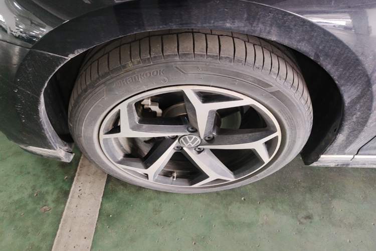 Used Volkswagen Magotan 2023 2 Million Units Commemorative Edition 330TSI DSG Luxury Version Left Front Wheel Hub