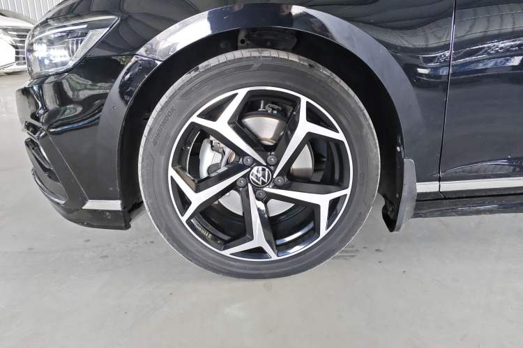Used Volkswagen Magotan 2023 2 Million Units Limited Edition 330TSI DSG Leading Version Left Front Wheel Hub
