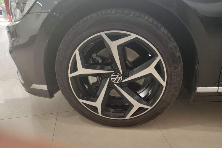 Used Volkswagen Magotan 2023 2 Million Units Commemorative Edition 330TSI DSG Luxury Version Left Front Wheel Hub