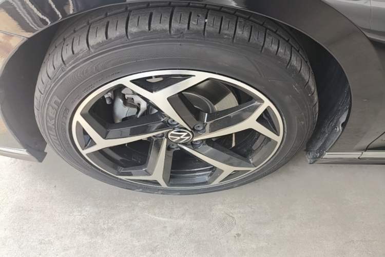 Used Volkswagen Magotan 2023 2 Million Units Commemorative Edition 330TSI DSG Luxury Version Left Front Wheel Hub