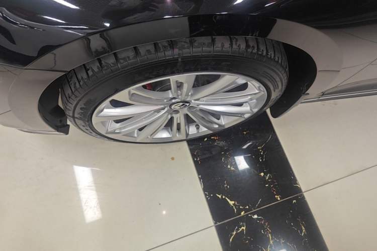Used Volkswagen Magotan 2023 2 Million Units Commemorative Edition 330TSI DSG Luxury Version Left Front Wheel Hub